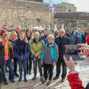 Israelreise 2020 / Karl Frießnegg Sr. Maria mit der Dobler Gruppe und Bischof Wilhelm Krautwaschl vor der Klagemauer in Jerusalem. Ihre erste Reise nach Israel.
