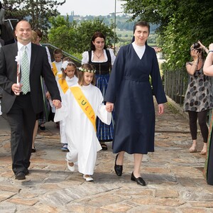 Erstkommunion 2014 / Fotografin Almuth Kunrath Sr. Maria begleitet die Erstkommunionkinder in den Schlosshof.